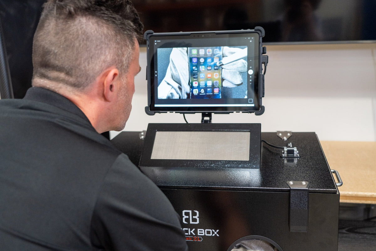 Mission Darkness BlockBox Lab XL met webcam en tablet