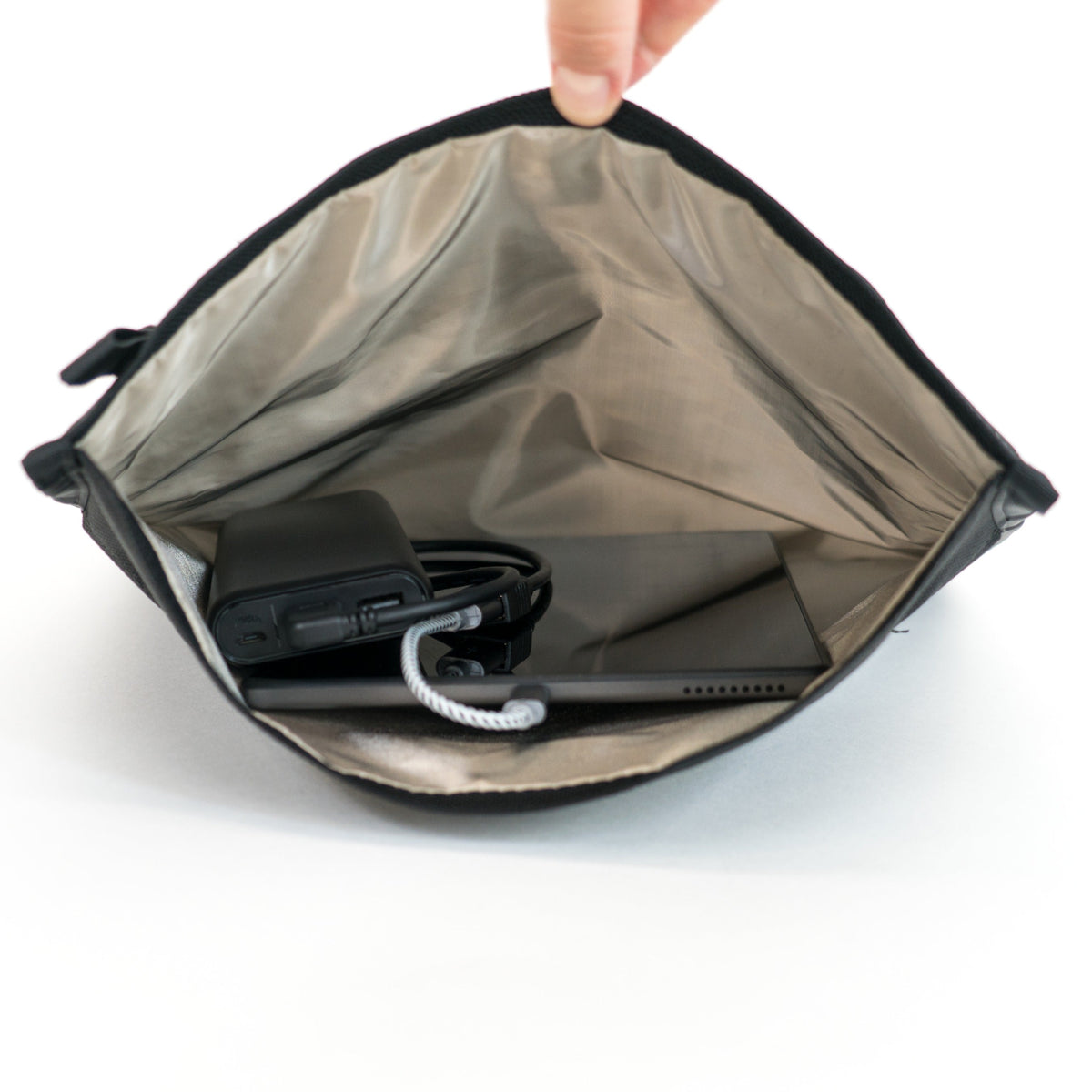 Mission Darkness NeoLok Faraday Bag voor tablets met batterijkit
