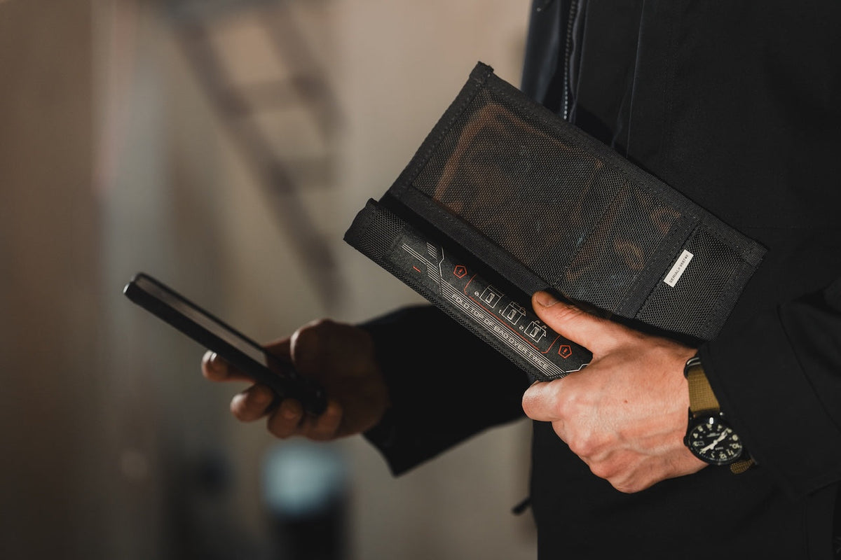 Mission Darkness Faraday Bag voor telefoons met venster